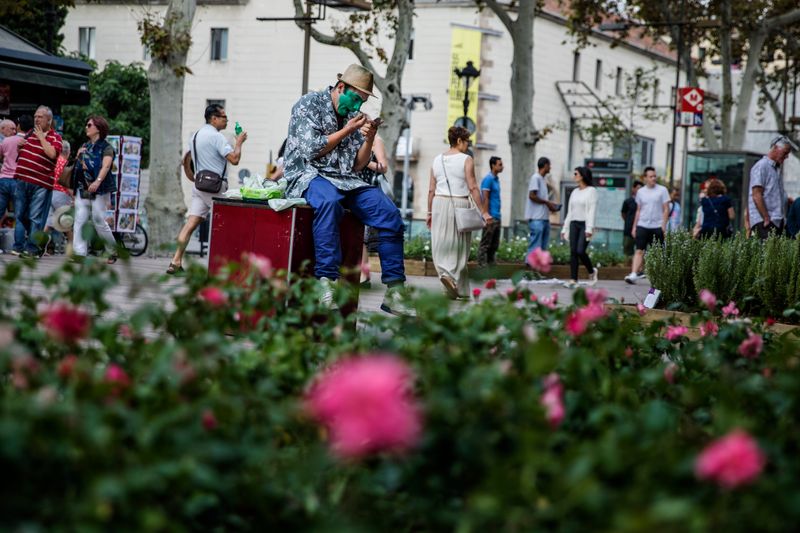 <div class='imageHoverDetail'>
             <p class='imageHoverTitle twoLineBreak'>Estàtua humana a la Rambla de les Flors maquillant-se</p>
             <p class='imageHoverAutor oneLineBreak'>Autor: Laura Guerrero</p>
             <button class='imageHoverBtn'>Mostra els detalls de la imatge <span class='sr-only'>Estàtua humana a la Rambla de les Flors maquillant-se</span></button>
             </div>