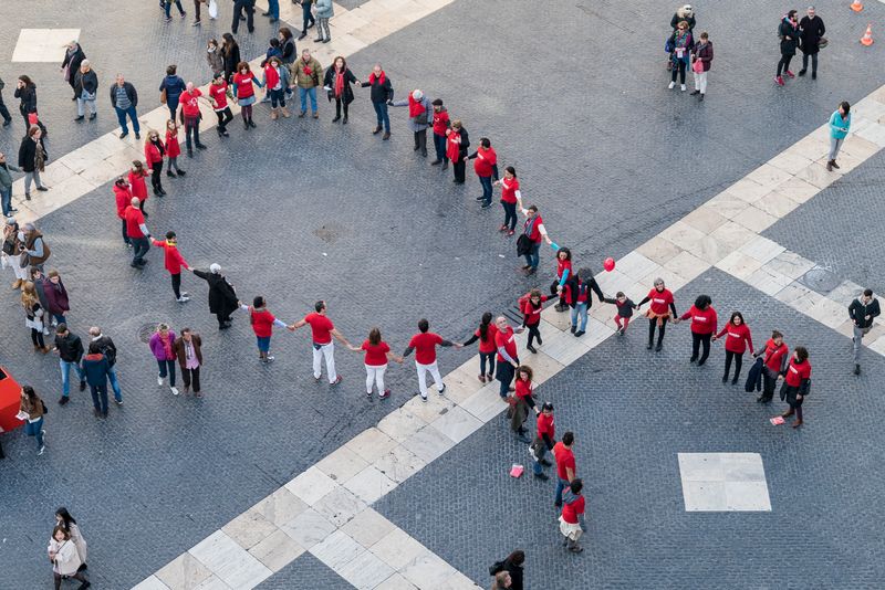 
             Personas vestides de vermell agafant-se de les mans per a formar un gran llaç...
             Autor: Clara Soler Chopo
             Mostra els detalls de la imatge Personas vestides de vermell agafant-se de les mans per a formar un gran llaç...
             