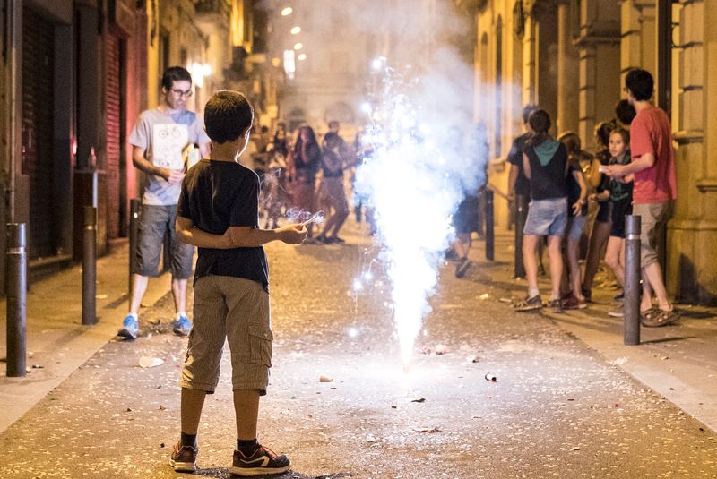 <div class='imageHoverDetail'>
             <p class='imageHoverTitle twoLineBreak'>Nens jugant amb petards pels carrers</p>
             <p class='imageHoverAutor oneLineBreak'>Autor: Goroka (Empresa)</p>
             <button class='imageHoverBtn'>Mostra els detalls de la imatge <span class='sr-only'>Nens jugant amb petards pels carrers</span></button>
             </div>