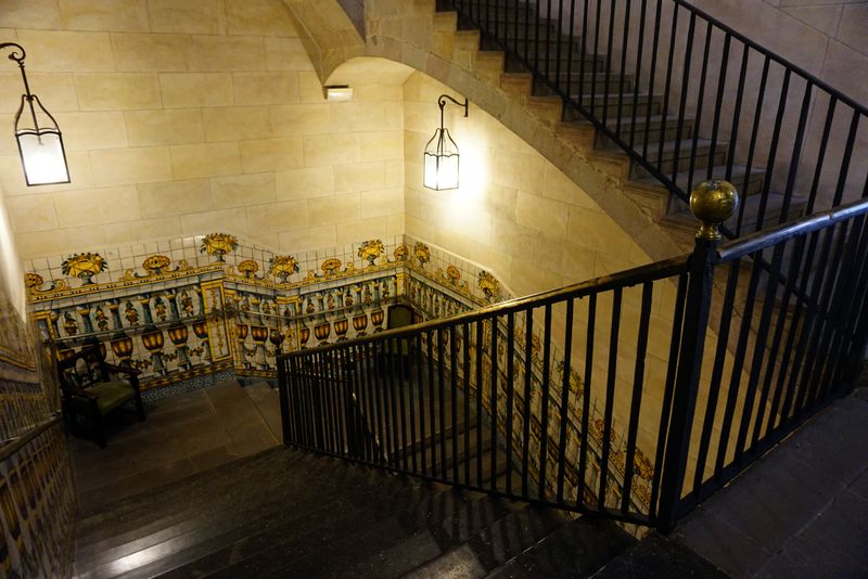 <div class='imageHoverDetail'>
             <p class='imageHoverTitle twoLineBreak'>Casa de Convalescència. Escales</p>
             <p class='imageHoverAutor oneLineBreak'>Autor: Vicente Zambrano González</p>
             <button class='imageHoverBtn'>Mostra els detalls de la imatge <span class='sr-only'>Casa de Convalescència. Escales</span></button>
             </div>