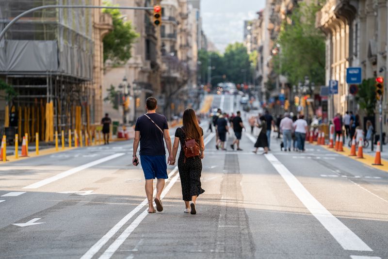 <div class='imageHoverDetail'>
             <p class='imageHoverTitle twoLineBreak'>Parella agafada de la mà passejant pel mig de la Via Laietana, tallada al trà...</p>
             <p class='imageHoverAutor oneLineBreak'>Autor: Martí Petit</p>
             <button class='imageHoverBtn'>Mostra els detalls de la imatge <span class='sr-only'>Parella agafada de la mà passejant pel mig de la Via Laietana, tallada al trà...</span></button>
             </div>