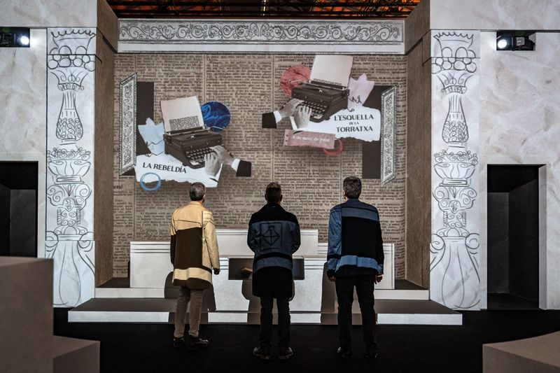 <div class='imageHoverDetail'>
             <p class='imageHoverTitle twoLineBreak'>Públic assistent a l’exposició “Per una educació en llibertat. Barcelona i l’...</p>
             <p class='imageHoverAutor oneLineBreak'>Autor: Laura Guerrero</p>
             <button class='imageHoverBtn'>Mostra els detalls de la imatge <span class='sr-only'>Públic assistent a l’exposició “Per una educació en llibertat. Barcelona i l’...</span></button>
             </div>