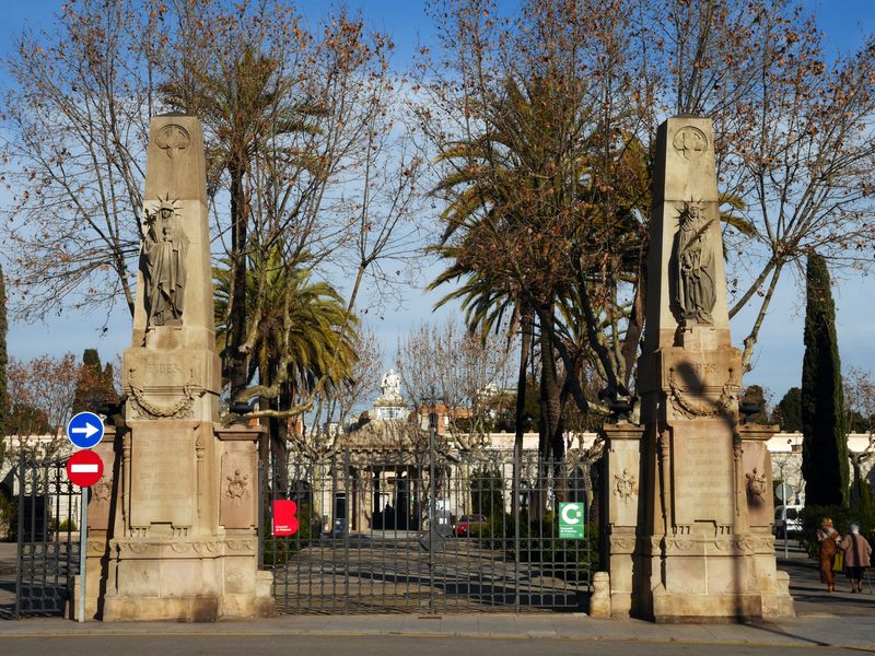 <div class='imageHoverDetail'>
             <p class='imageHoverTitle twoLineBreak'>Entrada principal al Cementiri del Poblenou</p>
             <p class='imageHoverAutor oneLineBreak'>Autor: Vicente Zambrano</p>
             <button class='imageHoverBtn'>Mostra els detalls de la imatge <span class='sr-only'>Entrada principal al Cementiri del Poblenou</span></button>
             </div>