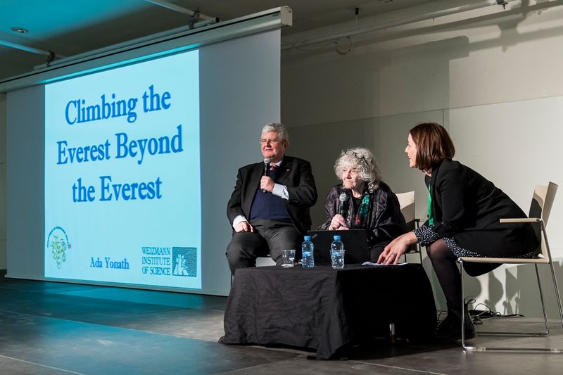 <div class='imageHoverDetail'>
             <p class='imageHoverTitle twoLineBreak'>Moment de la taula amb Ada E. Yonath</p>
             <p class='imageHoverAutor oneLineBreak'>Autor: Carlota Serarols</p>
             <button class='imageHoverBtn'>Mostra els detalls de la imatge <span class='sr-only'>Moment de la taula amb Ada E. Yonath</span></button>
             </div>