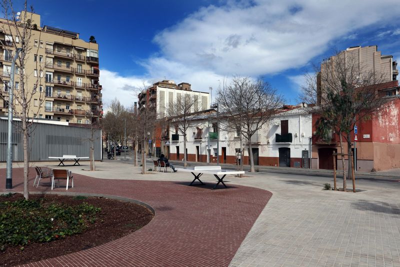 <div class='imageHoverDetail'>
             <p class='imageHoverTitle twoLineBreak'>Tram de Trinxant al parc del Camp de l'Arpa</p>
             <p class='imageHoverAutor oneLineBreak'>Autor: Vicente Zambrano González</p>
             <button class='imageHoverBtn'>Mostra els detalls de la imatge <span class='sr-only'>Tram de Trinxant al parc del Camp de l'Arpa</span></button>
             </div>