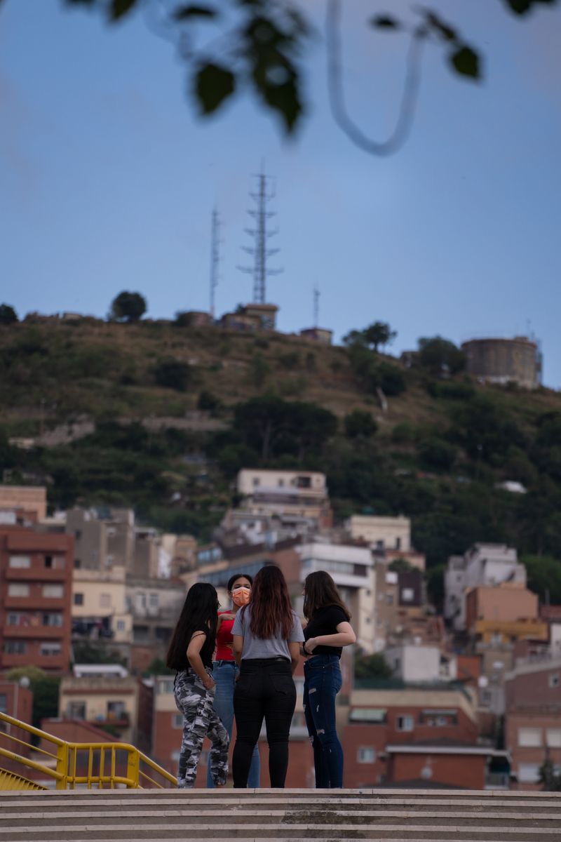 <div class='imageHoverDetail'>
             <p class='imageHoverTitle twoLineBreak'>Un grup de joves conversa animadament a la rambla del Carmel</p>
             <p class='imageHoverAutor oneLineBreak'>Autor: Laura Guerrero</p>
             <button class='imageHoverBtn'>Mostra els detalls de la imatge <span class='sr-only'>Un grup de joves conversa animadament a la rambla del Carmel</span></button>
             </div>