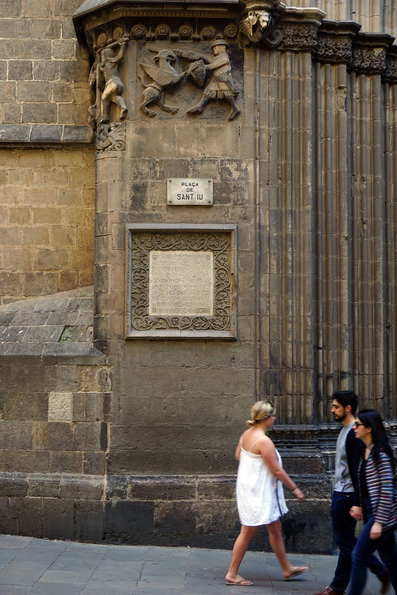 <div class='imageHoverDetail'>
             <p class='imageHoverTitle twoLineBreak'>Portal de Sant Iu. Brancals i relleus</p>
             <p class='imageHoverAutor oneLineBreak'>Autor: Vicente Zambrano González</p>
             <button class='imageHoverBtn'>Mostra els detalls de la imatge <span class='sr-only'>Portal de Sant Iu. Brancals i relleus</span></button>
             </div>