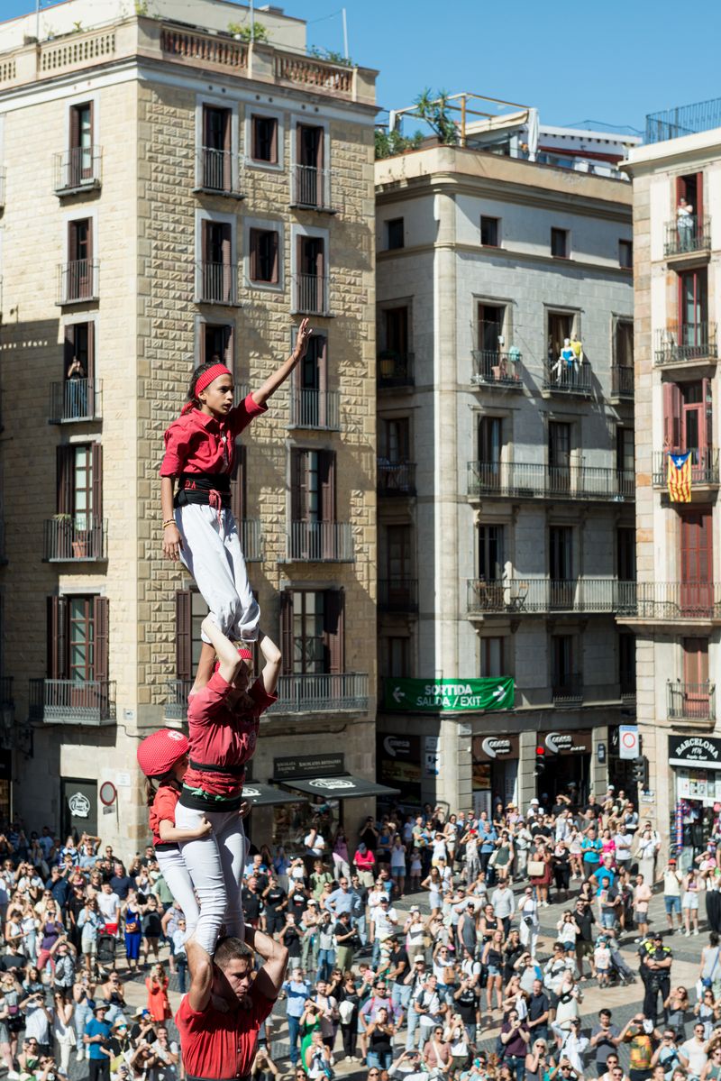 <div class='imageHoverDetail'>
             <p class='imageHoverTitle twoLineBreak'>Construcció humana de la Colla Joves Xiquets de Valls durant la històrica Dia...</p>
             <p class='imageHoverAutor oneLineBreak'>Autor: Ceci Fimia</p>
             <button class='imageHoverBtn'>Mostra els detalls de la imatge <span class='sr-only'>Construcció humana de la Colla Joves Xiquets de Valls durant la històrica Dia...</span></button>
             </div>