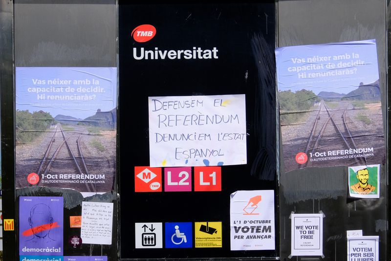 <div class='imageHoverDetail'>
             <p class='imageHoverTitle twoLineBreak'>Cartells del Referèndum de l'1 d'octubre de 2017</p>
             <p class='imageHoverAutor oneLineBreak'>Autor: Vicente Zambrano</p>
             <button class='imageHoverBtn'>Mostra els detalls de la imatge <span class='sr-only'>Cartells del Referèndum de l'1 d'octubre de 2017</span></button>
             </div>