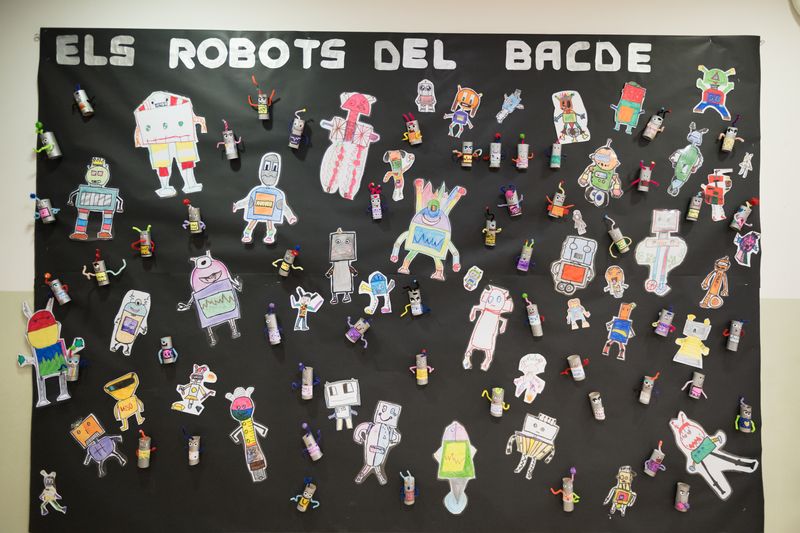 <div class='imageHoverDetail'>
             <p class='imageHoverTitle twoLineBreak'>Mural dels infants de l’escola Bac de Roda</p>
             <p class='imageHoverAutor oneLineBreak'>Autor: Ceci Fimia</p>
             <button class='imageHoverBtn'>Mostra els detalls de la imatge <span class='sr-only'>Mural dels infants de l’escola Bac de Roda</span></button>
             </div>