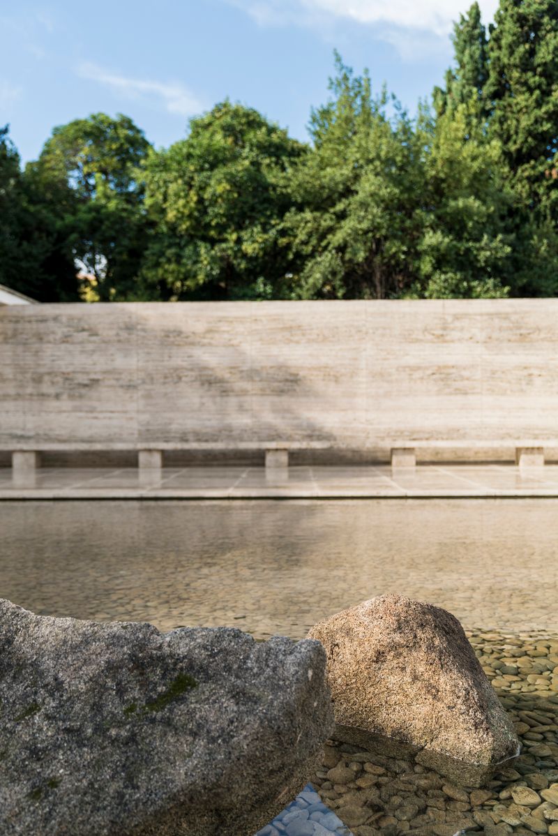 <div class='imageHoverDetail'>
             <p class='imageHoverTitle twoLineBreak'>Estanque del pabellón alemán de Mies Van der Rohe</p>
             <p class='imageHoverAutor oneLineBreak'>Autor: Andreu Puig</p>
             <button class='imageHoverBtn'>Ver los detalles de la imagen <span class='sr-only'>Estanque del pabellón alemán de Mies Van der Rohe</span></button>
             </div>