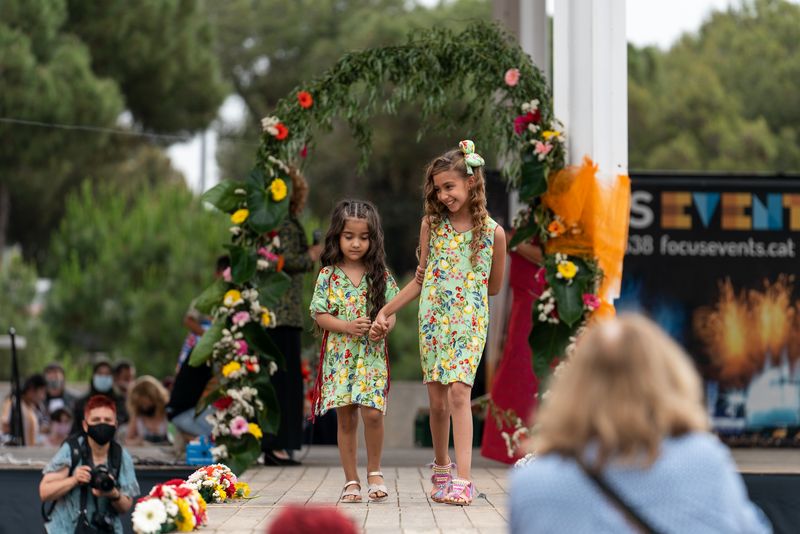 <div class='imageHoverDetail'>
             <p class='imageHoverTitle twoLineBreak'>Unes nenes desfilen amb la roba confeccionada en un dels tallers de professio...</p>
             <p class='imageHoverAutor oneLineBreak'>Autor: Mariona Gil</p>
             <button class='imageHoverBtn'>Mostra els detalls de la imatge <span class='sr-only'>Unes nenes desfilen amb la roba confeccionada en un dels tallers de professio...</span></button>
             </div>