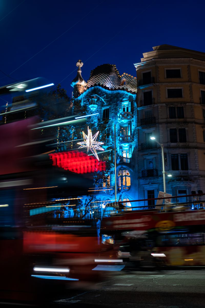 <div class='imageHoverDetail'>
             <p class='imageHoverTitle twoLineBreak'>Cotxes passant per davant de la Casa Batlló que està il·luminada amb motiu de...</p>
             <p class='imageHoverAutor oneLineBreak'>Autor: Laura Guerrero</p>
             <button class='imageHoverBtn'>Mostra els detalls de la imatge <span class='sr-only'>Cotxes passant per davant de la Casa Batlló que està il·luminada amb motiu de...</span></button>
             </div>