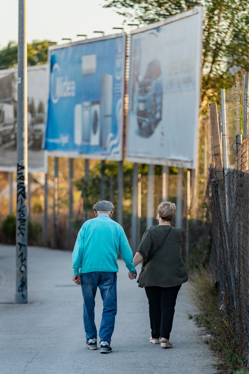 
             Dues persones, una dona adulta i un home gran, caminen agafats de la mà pel b...
             Autor: Laura Guerrero
             Mostra els detalls de la imatge Dues persones, una dona adulta i un home gran, caminen agafats de la mà pel b...
             