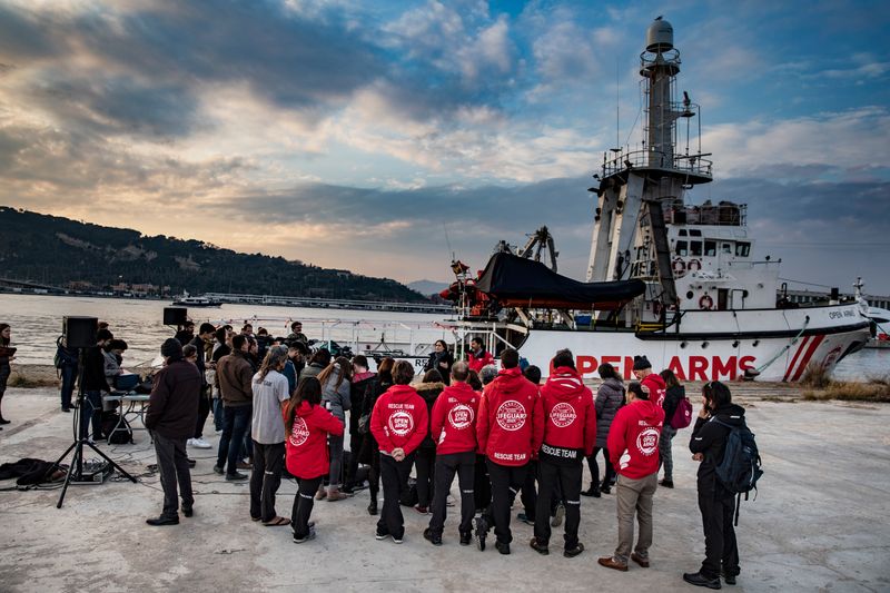 <div class='imageHoverDetail'>
             <p class='imageHoverTitle twoLineBreak'>Tripulants de l'Open Arms al moll on està atracat el vaixell</p>
             <p class='imageHoverAutor oneLineBreak'>Autor: Laura Guerrero</p>
             <button class='imageHoverBtn'>Mostra els detalls de la imatge <span class='sr-only'>Tripulants de l'Open Arms al moll on està atracat el vaixell</span></button>
             </div>