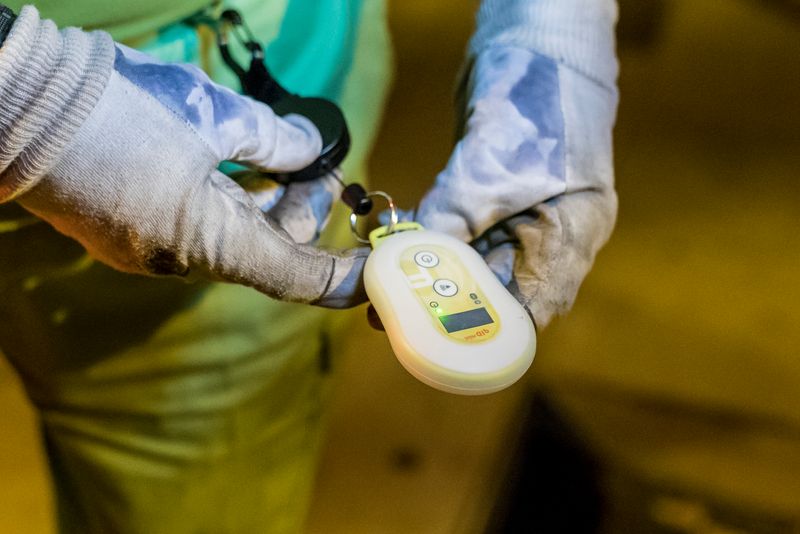 <div class='imageHoverDetail'>
             <p class='imageHoverTitle twoLineBreak'>Recollida selectiva porta a porta al barri de Sarrià. Comandament a distància...</p>
             <p class='imageHoverAutor oneLineBreak'>Autor: Carlota Serarols</p>
             <button class='imageHoverBtn'>Mostra els detalls de la imatge <span class='sr-only'>Recollida selectiva porta a porta al barri de Sarrià. Comandament a distància...</span></button>
             </div>