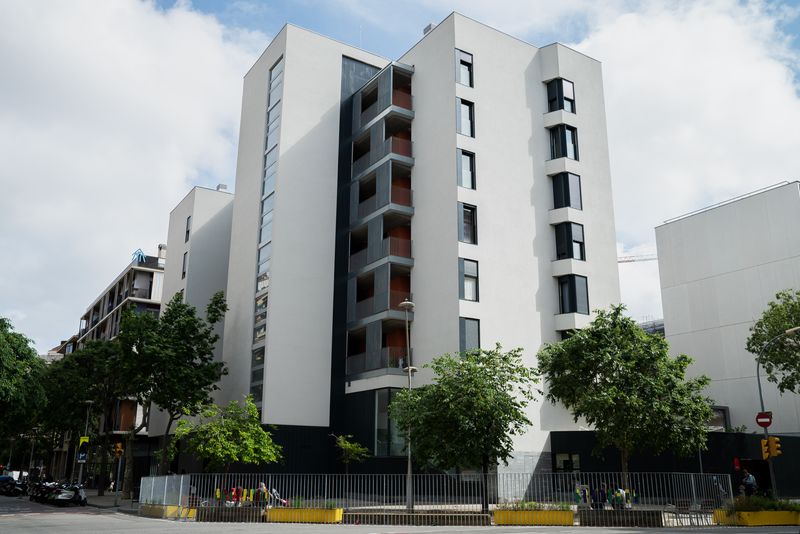 <div class='imageHoverDetail'>
             <p class='imageHoverTitle twoLineBreak'>Edifici de la promoció coneguda com a Germanetes destinat a habitatge públic ...</p>
             <p class='imageHoverAutor oneLineBreak'>Autor: Martí Petit</p>
             <button class='imageHoverBtn'>Mostra els detalls de la imatge <span class='sr-only'>Edifici de la promoció coneguda com a Germanetes destinat a habitatge públic ...</span></button>
             </div>