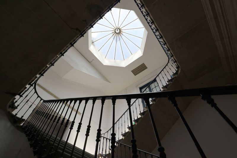 <div class='imageHoverDetail'>
             <p class='imageHoverTitle twoLineBreak'>Estació del Nord. Caixa d'escales interior amb lluerna</p>
             <p class='imageHoverAutor oneLineBreak'>Autor: Vicente Zambrano González</p>
             <button class='imageHoverBtn'>Mostra els detalls de la imatge <span class='sr-only'>Estació del Nord. Caixa d'escales interior amb lluerna</span></button>
             </div>