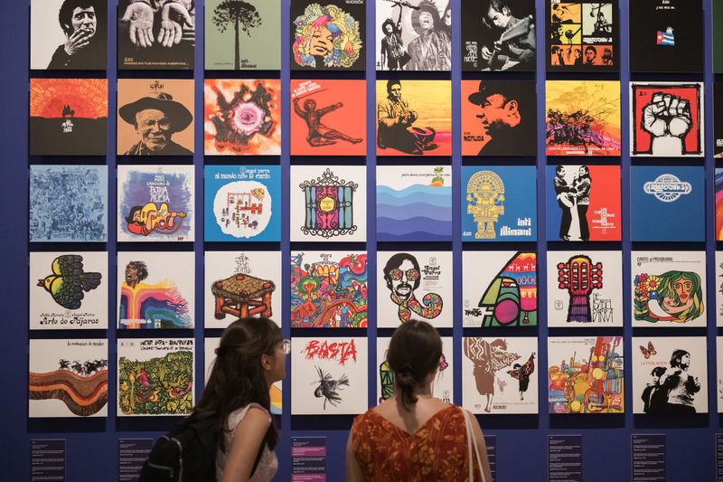 <div class='imageHoverDetail'>
             <p class='imageHoverTitle twoLineBreak'>Mural amb quadres de l'exposició del DHUB: 'Com dissenyar una revolució: la v...</p>
             <p class='imageHoverAutor oneLineBreak'>Autor: Ceci Fimia</p>
             <button class='imageHoverBtn'>Mostra els detalls de la imatge <span class='sr-only'>Mural amb quadres de l'exposició del DHUB: 'Com dissenyar una revolució: la v...</span></button>
             </div>