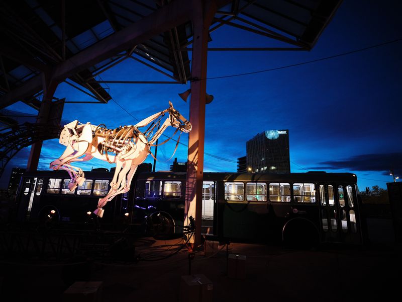 <div class='imageHoverDetail'>
             <p class='imageHoverTitle twoLineBreak'>Gran maqueta d'un cavall que corre i, al darrere, un autobús antic exposat al...</p>
             <p class='imageHoverAutor oneLineBreak'>Autor: Mariano Herrera</p>
             <button class='imageHoverBtn'>Mostra els detalls de la imatge <span class='sr-only'>Gran maqueta d'un cavall que corre i, al darrere, un autobús antic exposat al...</span></button>
             </div>