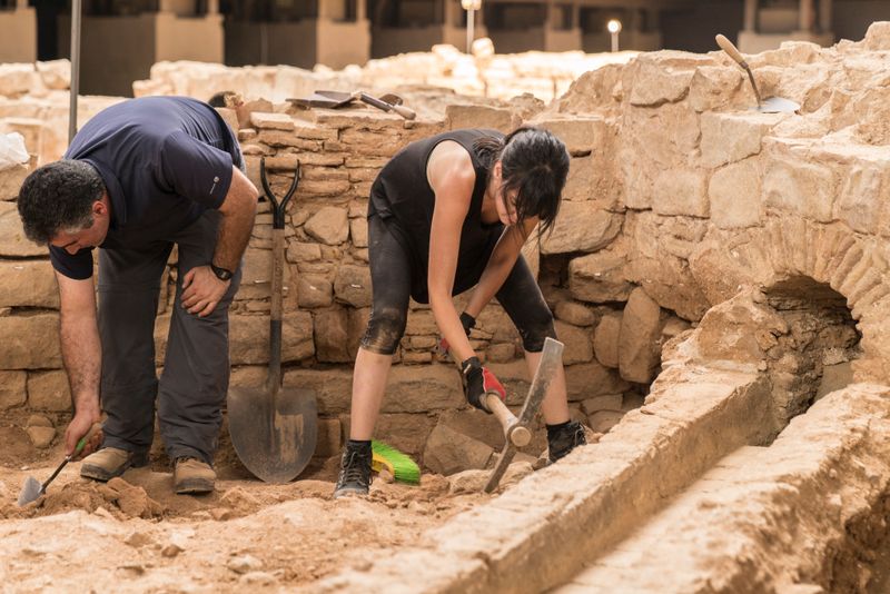 <div class='imageHoverDetail'>
             <p class='imageHoverTitle twoLineBreak'>Arqueòlegs treballant amb pics i paletins a la Casa Sanmartí del jaciment d'E...</p>
             <p class='imageHoverAutor oneLineBreak'>Autor: Sebastià Rambla</p>
             <button class='imageHoverBtn'>Mostra els detalls de la imatge <span class='sr-only'>Arqueòlegs treballant amb pics i paletins a la Casa Sanmartí del jaciment d'E...</span></button>
             </div>