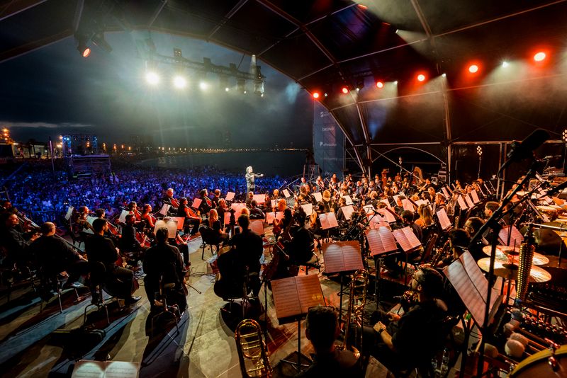 <div class='imageHoverDetail'>
             <p class='imageHoverTitle twoLineBreak'>Orquestra del concert de "Clàssica a la platja" dirigit per Gustavo Dudamel e...</p>
             <p class='imageHoverAutor oneLineBreak'>Autor: Elena Pastor</p>
             <button class='imageHoverBtn'>Mostra els detalls de la imatge <span class='sr-only'>Orquestra del concert de "Clàssica a la platja" dirigit per Gustavo Dudamel e...</span></button>
             </div>