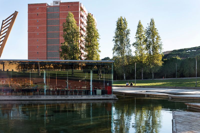 <div class='imageHoverDetail'>
             <p class='imageHoverTitle twoLineBreak'>Parc Tecnològic BCN Nord. Llac i cafeteria</p>
             <p class='imageHoverAutor oneLineBreak'>Autor: Paola de Grenet</p>
             <button class='imageHoverBtn'>Mostra els detalls de la imatge <span class='sr-only'>Parc Tecnològic BCN Nord. Llac i cafeteria</span></button>
             </div>