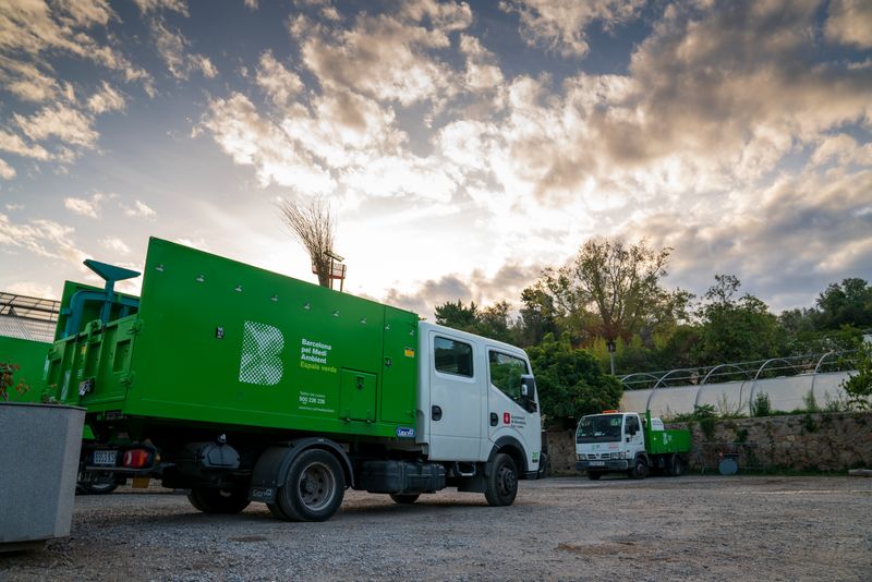 <div class='imageHoverDetail'>
             <p class='imageHoverTitle twoLineBreak'>Imatge d'un camió de Barcelona pel Medi Ambient al Viver de Tres Pins.</p>
             <p class='imageHoverAutor oneLineBreak'>Autor: Josbel A. Tinoco</p>
             <button class='imageHoverBtn'>Mostra els detalls de la imatge <span class='sr-only'>Imatge d'un camió de Barcelona pel Medi Ambient al Viver de Tres Pins.</span></button>
             </div>