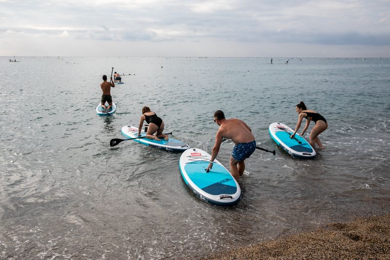 <div class='imageHoverDetail'>
             <p class='imageHoverTitle twoLineBreak'>Grup de persones entra a l'aigua amb les taules i rems per practicar el surf ...</p>
             <p class='imageHoverAutor oneLineBreak'>Autor: Edu Bayer</p>
             <button class='imageHoverBtn'>Mostra els detalls de la imatge <span class='sr-only'>Grup de persones entra a l'aigua amb les taules i rems per practicar el surf ...</span></button>
             </div>