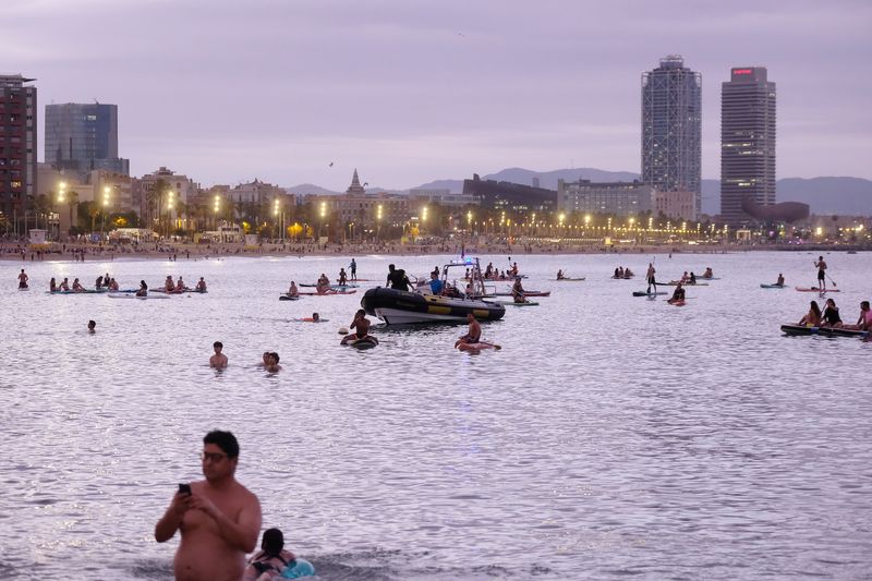 <div class='imageHoverDetail'>
             <p class='imageHoverTitle twoLineBreak'>Gente escuchando el concierto de la Orquestra Simfònica del Gran Teatre del L...</p>
             <p class='imageHoverAutor oneLineBreak'>Autor: Andreu Puig</p>
             <button class='imageHoverBtn'>Ver los detalles de la imagen <span class='sr-only'>Gente escuchando el concierto de la Orquestra Simfònica del Gran Teatre del L...</span></button>
             </div>