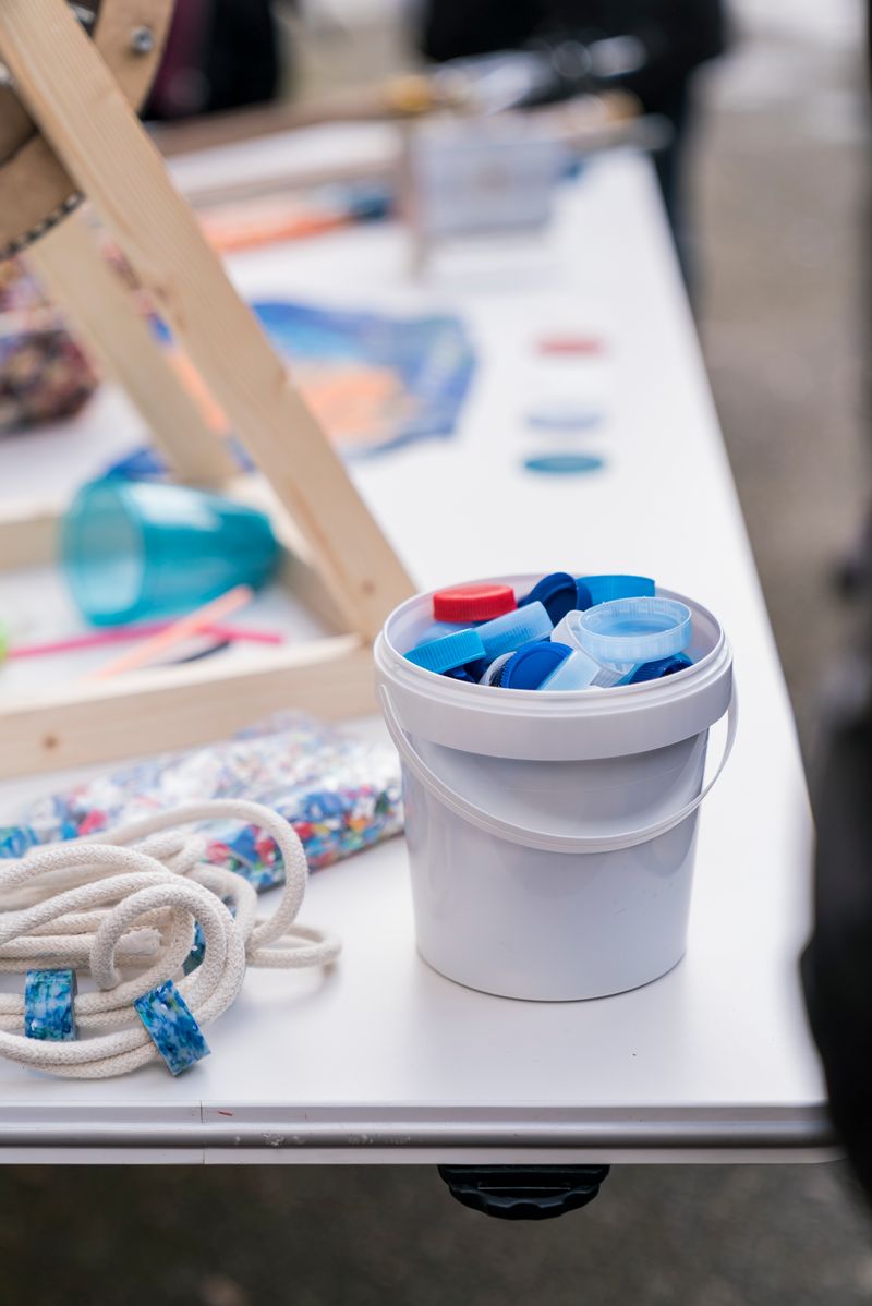 
             Materiales sobre una mesa para la actividad de la línea azul que indica hasta...
             Autor: Mariona Gil
             Ver los detalles de la imagen Materiales sobre una mesa para la actividad de la línea azul que indica hasta...
             