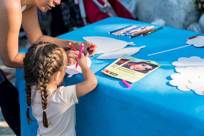 <div class='imageHoverDetail'>
             <p class='imageHoverTitle twoLineBreak'>Nena escrivint un missatge a l'acte en memòria de la transsexual Sonia Rescalvo</p>
             <p class='imageHoverAutor oneLineBreak'>Autor: Sebastià Rambla</p>
             <button class='imageHoverBtn'>Mostra els detalls de la imatge <span class='sr-only'>Nena escrivint un missatge a l'acte en memòria de la transsexual Sonia Rescalvo</span></button>
             </div>