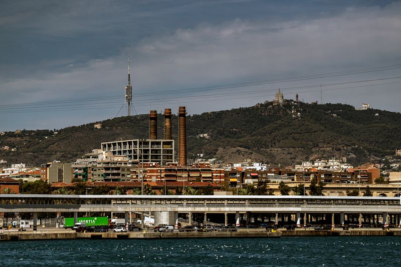 <div class='imageHoverDetail'>
             <p class='imageHoverTitle twoLineBreak'>Vista de Barcelona des del port de Barcelona cap al Tibidabo. Destaquen les t...</p>
             <p class='imageHoverAutor oneLineBreak'>Autor: Laura Guerrero</p>
             <button class='imageHoverBtn'>Mostra els detalls de la imatge <span class='sr-only'>Vista de Barcelona des del port de Barcelona cap al Tibidabo. Destaquen les t...</span></button>
             </div>