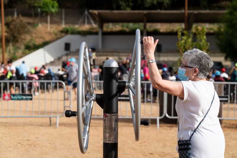 
             Una dona gran practica exercici físic en un dels aparells esportius per a adu...
             Autor: Mariona Gil
             Mostra els detalls de la imatge Una dona gran practica exercici físic en un dels aparells esportius per a adu...
             