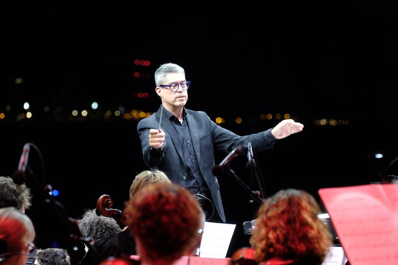 <div class='imageHoverDetail'>
             <p class='imageHoverTitle twoLineBreak'>Director de la Orquestra Simfònica del Gran Teatre del Liceu dirigiendo en la...</p>
             <p class='imageHoverAutor oneLineBreak'>Autor: Andreu Puig</p>
             <button class='imageHoverBtn'>Ver los detalles de la imagen <span class='sr-only'>Director de la Orquestra Simfònica del Gran Teatre del Liceu dirigiendo en la...</span></button>
             </div>