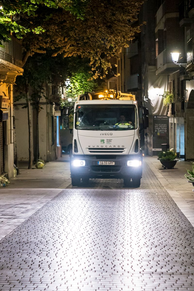 <div class='imageHoverDetail'>
             <p class='imageHoverTitle twoLineBreak'>Recollida selectiva porta a porta al barri de Sarrià. Camió de la brossa</p>
             <p class='imageHoverAutor oneLineBreak'>Autor: Carlota Serarols</p>
             <button class='imageHoverBtn'>Mostra els detalls de la imatge <span class='sr-only'>Recollida selectiva porta a porta al barri de Sarrià. Camió de la brossa</span></button>
             </div>