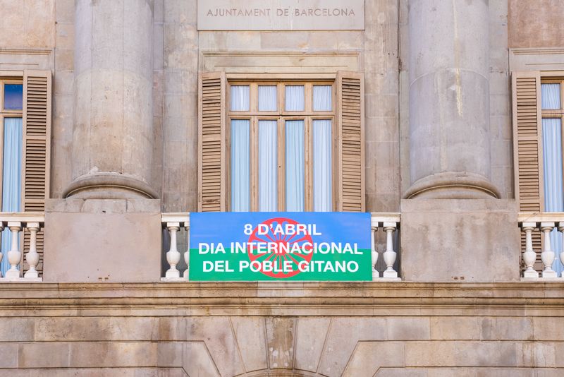 
             Penó en commemoració del Dia Internacional del Poble Gitano penjant del balcó...
             Autor: Elena Pastor
             Mostra els detalls de la imatge Penó en commemoració del Dia Internacional del Poble Gitano penjant del balcó...
             