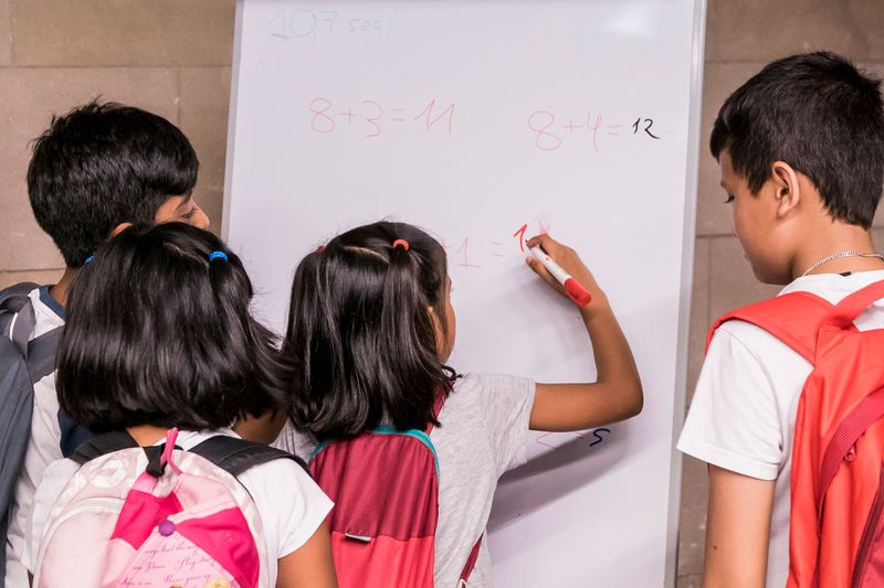 <div class='imageHoverDetail'>
             <p class='imageHoverTitle twoLineBreak'>Nens i nenes fent càlculs en una pissarra</p>
             <p class='imageHoverAutor oneLineBreak'>Autor: Curro Palacios</p>
             <button class='imageHoverBtn'>Mostra els detalls de la imatge <span class='sr-only'>Nens i nenes fent càlculs en una pissarra</span></button>
             </div>