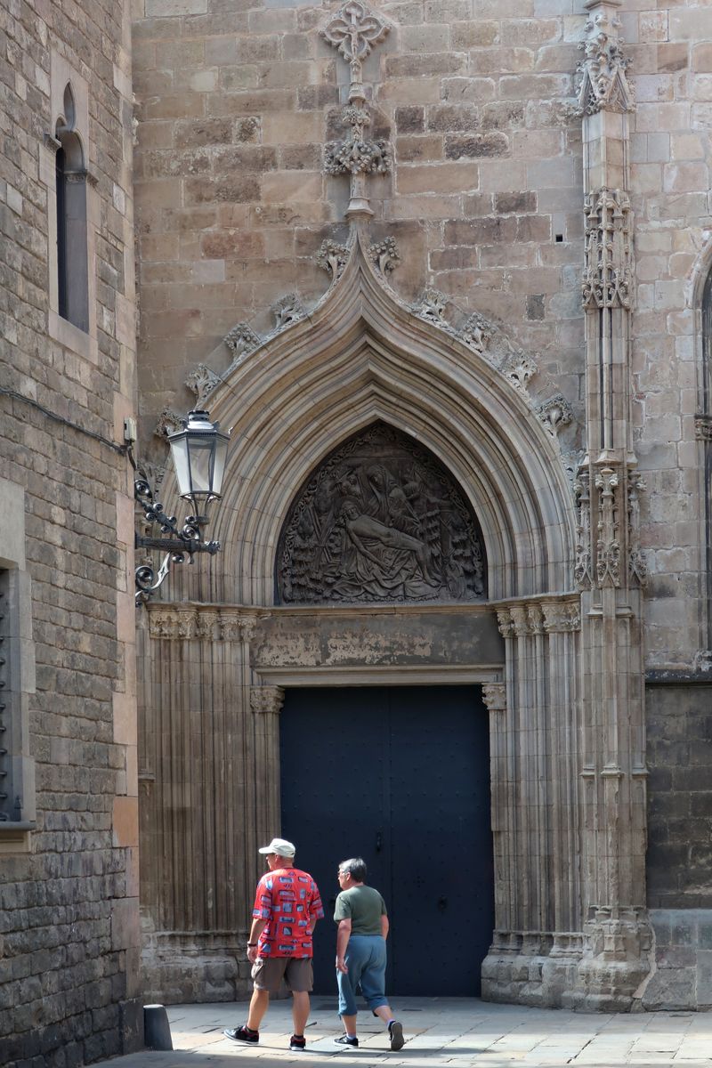 <div class='imageHoverDetail'>
             <p class='imageHoverTitle twoLineBreak'>Porta de la Pietat de la Catedral de Barcelona</p>
             <p class='imageHoverAutor oneLineBreak'>Autor: Vicente Zambrano González</p>
             <button class='imageHoverBtn'>Mostra els detalls de la imatge <span class='sr-only'>Porta de la Pietat de la Catedral de Barcelona</span></button>
             </div>