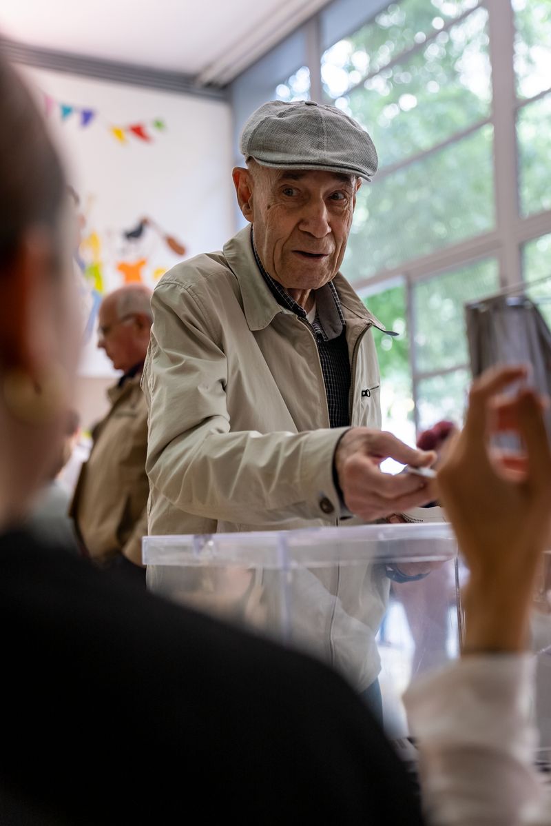 
             Un home gran ensenya el seu DNI a la mesa electoral corresponent durant la jo...
             Autor: Àlex Losada
             Mostra els detalls de la imatge Un home gran ensenya el seu DNI a la mesa electoral corresponent durant la jo...
             