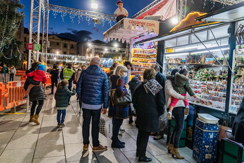 <div class='imageHoverDetail'>
             <p class='imageHoverTitle twoLineBreak'>Gent comprant en una parada de la Fira de Sant Llúcia. Com a mesura de segure...</p>
             <p class='imageHoverAutor oneLineBreak'>Autor: Laura Guerrero</p>
             <button class='imageHoverBtn'>Mostra els detalls de la imatge <span class='sr-only'>Gent comprant en una parada de la Fira de Sant Llúcia. Com a mesura de segure...</span></button>
             </div>