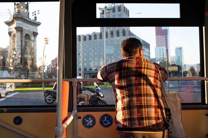 <div class='imageHoverDetail'>
             <p class='imageHoverTitle twoLineBreak'>Viatger a un bus que passa per la Plaça d'Espanya</p>
             <p class='imageHoverAutor oneLineBreak'>Autor: Paola de Grenet</p>
             <button class='imageHoverBtn'>Mostra els detalls de la imatge <span class='sr-only'>Viatger a un bus que passa per la Plaça d'Espanya</span></button>
             </div>