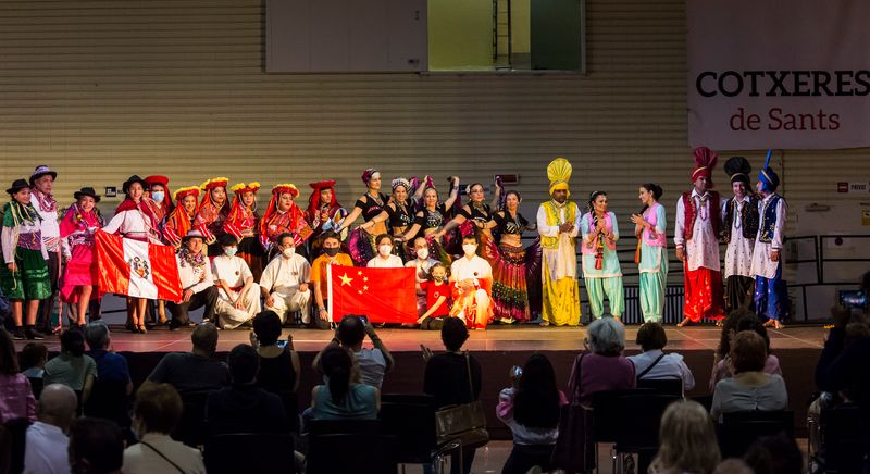 <div class='imageHoverDetail'>
             <p class='imageHoverTitle twoLineBreak'>Grup de persones de diferents orígens amb els vestits típics dels seus països...</p>
             <p class='imageHoverAutor oneLineBreak'>Autor: Pere Virgili</p>
             <button class='imageHoverBtn'>Mostra els detalls de la imatge <span class='sr-only'>Grup de persones de diferents orígens amb els vestits típics dels seus països...</span></button>
             </div>