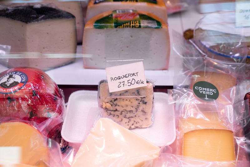 
             Parada del Mercat de Sarrià on es venen formatges amb productes senyalitzats ...
             Autor: Mariona Gil
             Mostra els detalls de la imatge Parada del Mercat de Sarrià on es venen formatges amb productes senyalitzats ...
             