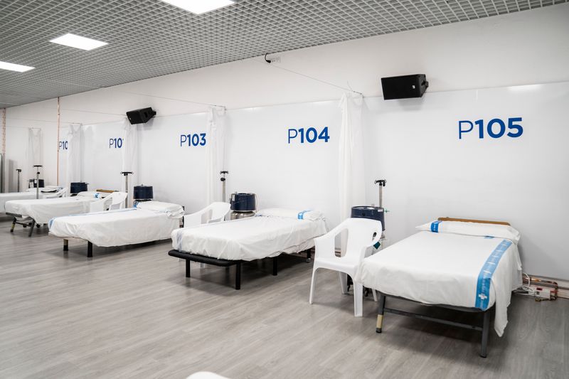 <div class='imageHoverDetail'>
             <p class='imageHoverTitle twoLineBreak'>Sala del Pavelló Salut Vall d’Hebron amb llits, cadires, bases per a bosses d...</p>
             <p class='imageHoverAutor oneLineBreak'>Autor: Isaac Planella</p>
             <button class='imageHoverBtn'>Mostra els detalls de la imatge <span class='sr-only'>Sala del Pavelló Salut Vall d’Hebron amb llits, cadires, bases per a bosses d...</span></button>
             </div>