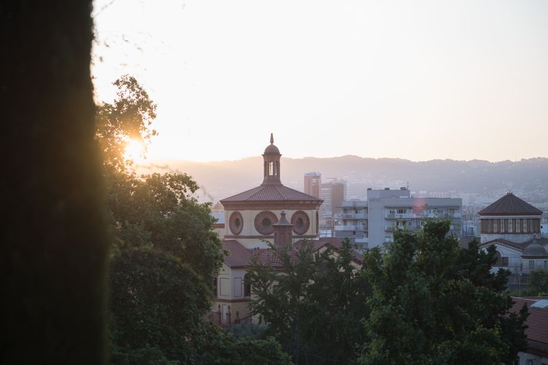 <div class='imageHoverDetail'>
             <p class='imageHoverTitle twoLineBreak'>Vista des dels jardins del Grec a l’edifici del Mercat de les Flors i altres ...</p>
             <p class='imageHoverAutor oneLineBreak'>Autor: Ceci Fimia</p>
             <button class='imageHoverBtn'>Mostra els detalls de la imatge <span class='sr-only'>Vista des dels jardins del Grec a l’edifici del Mercat de les Flors i altres ...</span></button>
             </div>