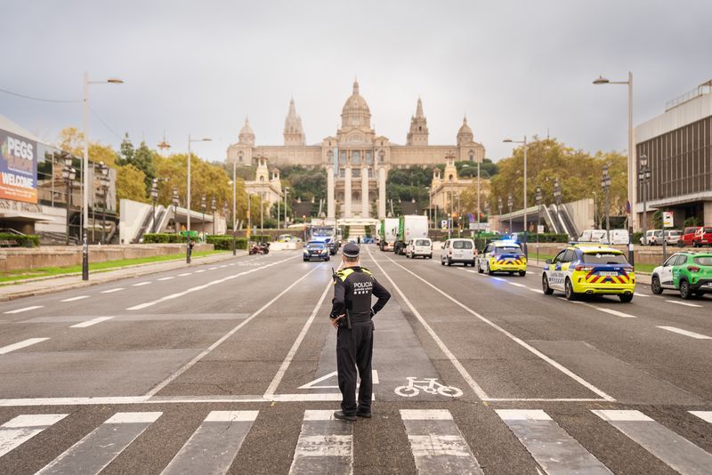 
             Un agent de la Guàrdia Urbana de Barcelona controla el trànsit a l’avinguda d...
             Autor: Lucas Amillano
             Mostra els detalls de la imatge Un agent de la Guàrdia Urbana de Barcelona controla el trànsit a l’avinguda d...
             