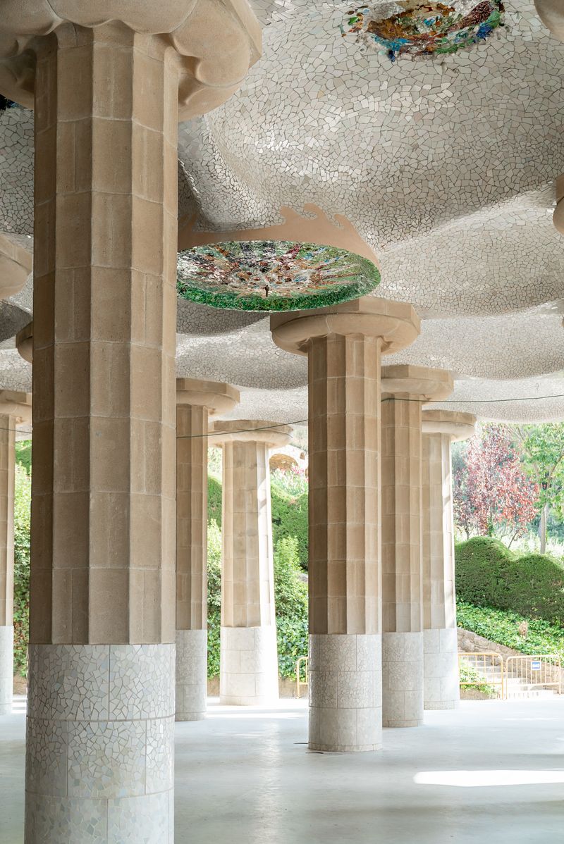 <div class='imageHoverDetail'>
             <p class='imageHoverTitle twoLineBreak'>Detall de les columnes dòriques decorades amb trencadís blanc i dels plafons ...</p>
             <p class='imageHoverAutor oneLineBreak'>Autor: Mònica Moreno</p>
             <button class='imageHoverBtn'>Mostra els detalls de la imatge <span class='sr-only'>Detall de les columnes dòriques decorades amb trencadís blanc i dels plafons ...</span></button>
             </div>