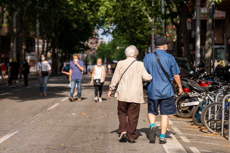 
             Una parella de persones grans passeja per l