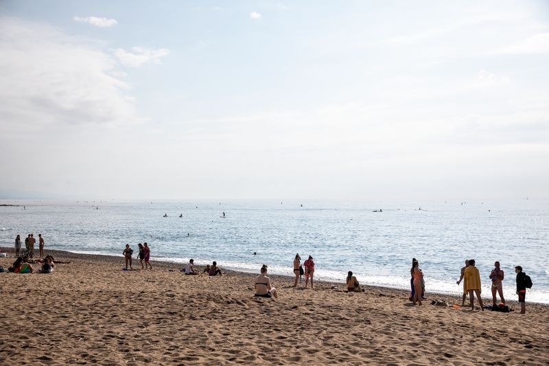 <div class='imageHoverDetail'>
             <p class='imageHoverTitle twoLineBreak'>Grups petits de gent a la sorra conversant</p>
             <p class='imageHoverAutor oneLineBreak'>Autor: Edu Bayer</p>
             <button class='imageHoverBtn'>Mostra els detalls de la imatge <span class='sr-only'>Grups petits de gent a la sorra conversant</span></button>
             </div>